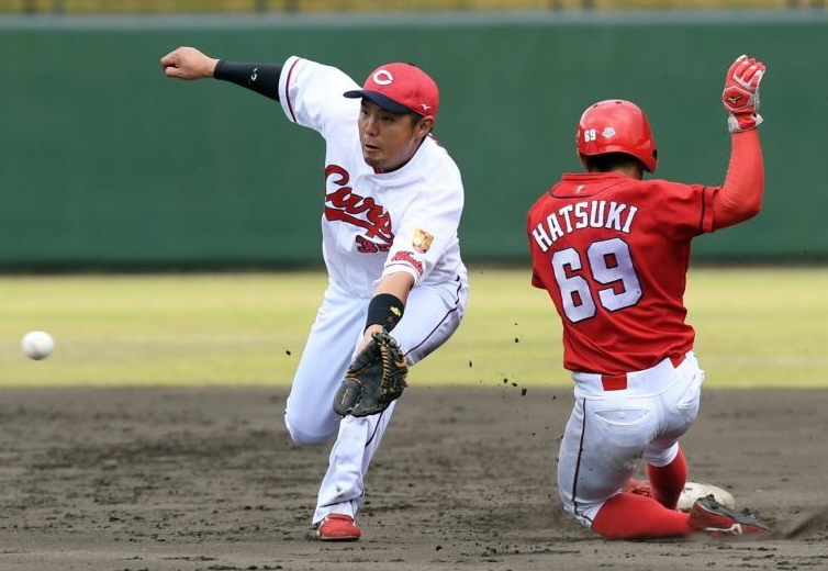 ３回、盗塁を決める広島・羽月隆太郎