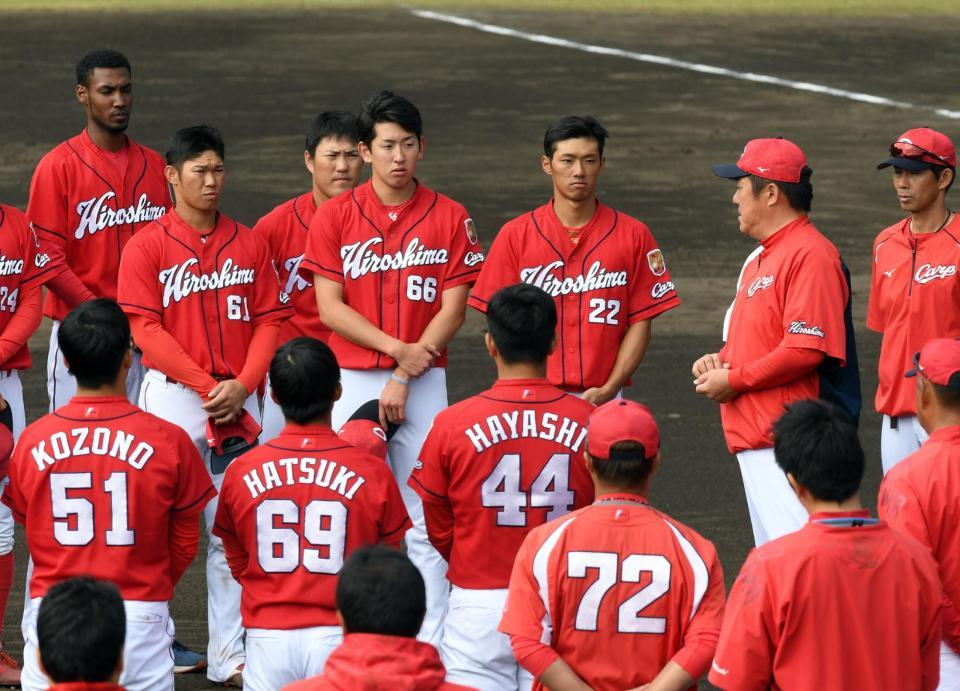 秋季キャンプを打ち上げ、広島・佐々岡真司監督（右から２人目）はナインに向け話をする＝日南（撮影・山口登）