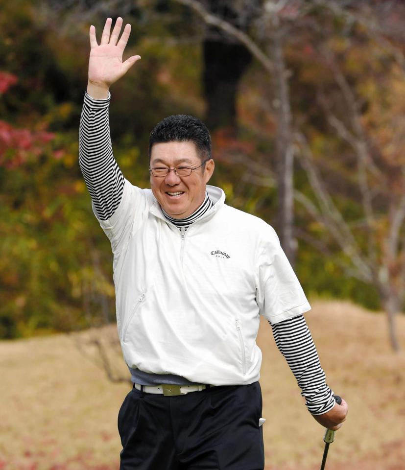 パットを沈め手を上げて喜ぶ広島・佐々岡真司監督＝広島・鷹の巣ＧＣ（撮影・飯室逸平）