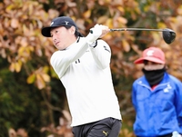 ティーショットを放つ広島・長野久義＝広島・鷹の巣ＧＣ（撮影・飯室逸平）