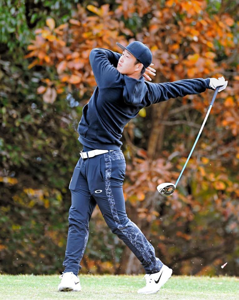 豪快にティーショットを放つ小園（撮影・飯室逸平）