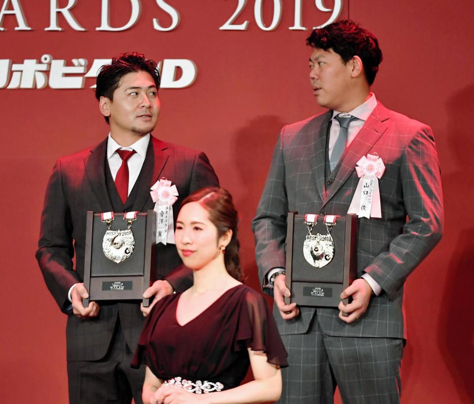 共にベストナインを受賞し、壇上で目を合わせる広島・会沢翼（左）と巨人・山口俊＝東京都港区のグランドプリンスホテル新高輪（撮影・出月俊成）