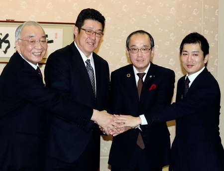 広島市役所を表敬訪問すた佐々岡監督は、松井市長と握手する。左は松田元オーナー。右は松田一宏オーナー代行