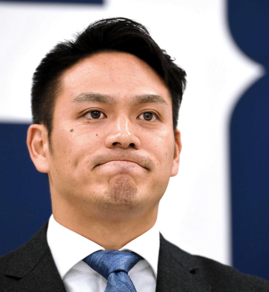 　契約更改を終え、会見する田中広（撮影・飯室逸平）