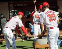 幼稚園の餅つき大会に参加した鈴木、堂林、一岡