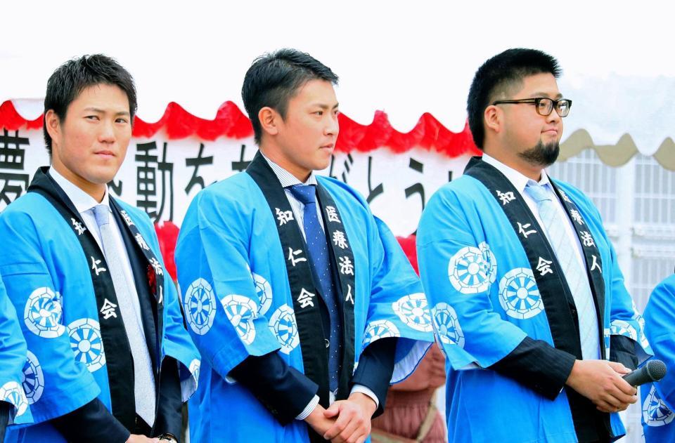 もちつき・クリスマス会に参加した（左から）磯村、堂林、中崎