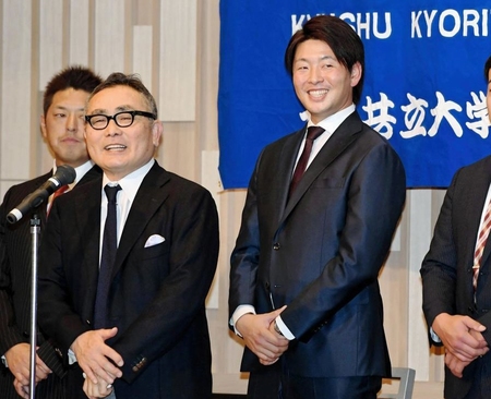 九州共立大・仲里名誉監督（左）のあいさつに笑顔を見せる大瀬良（撮影・飯室逸平）