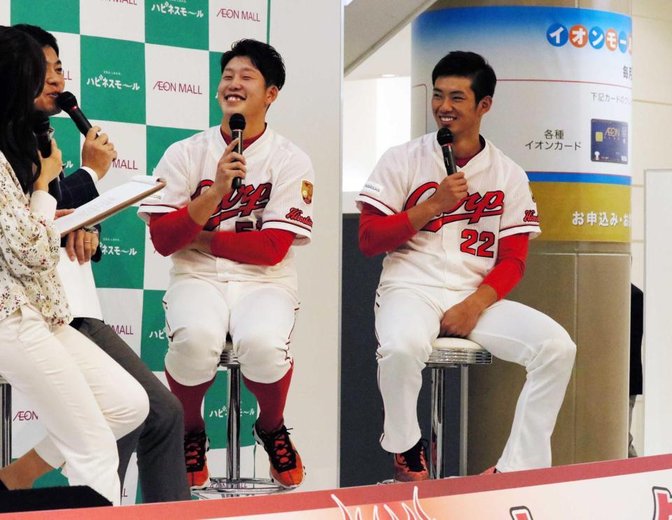 　トークショーに参加した中村奨（右）と小園