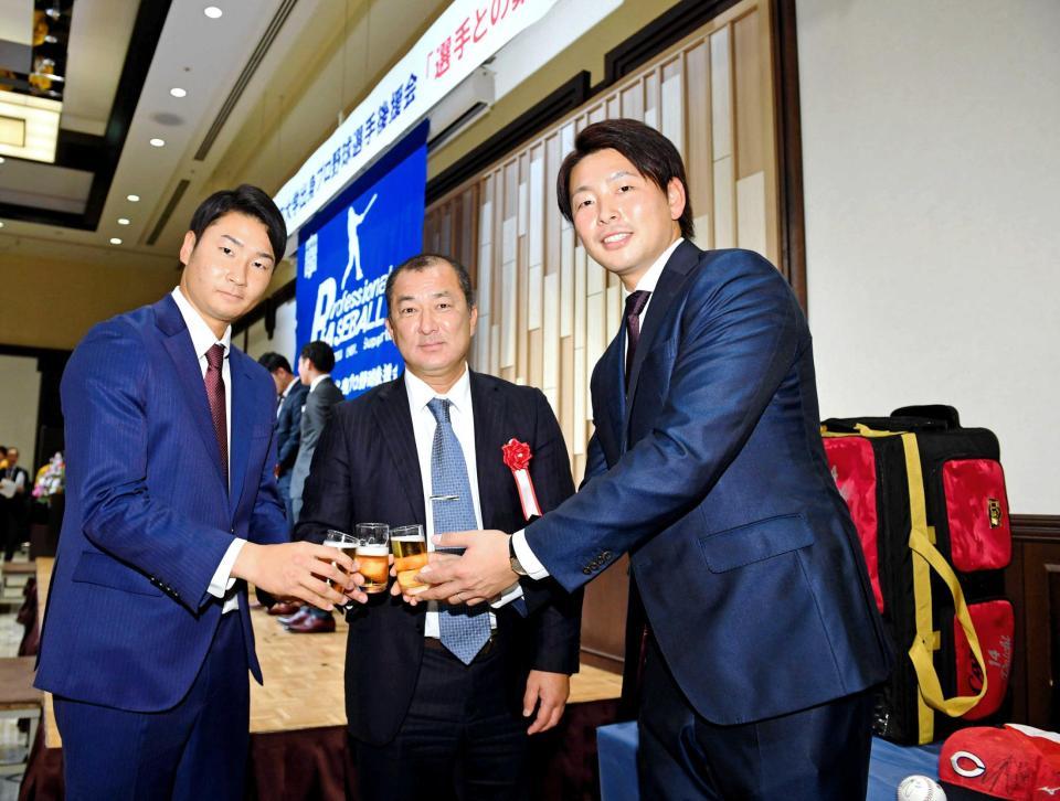 　九州共立大・上原監督（中央）と乾杯する大瀬良（右）と島内（撮影・飯室逸平）