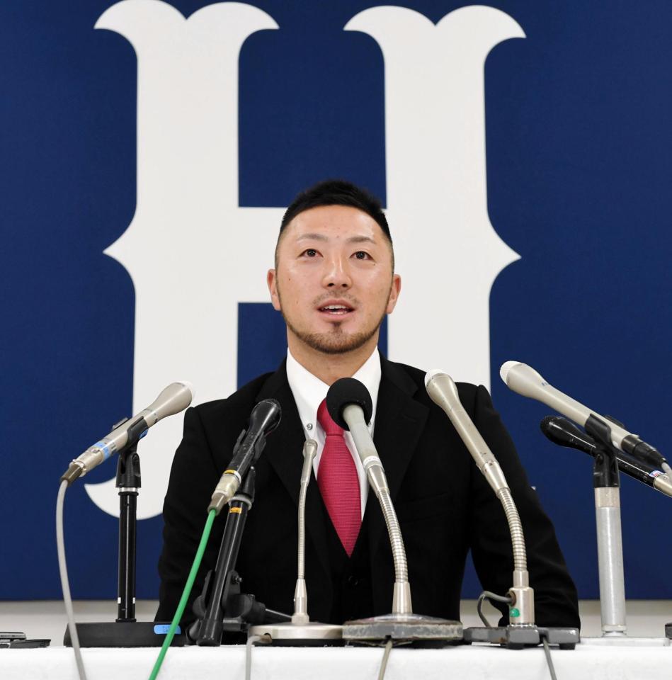 会見で広島残留を表明する広島・菊池涼介＝マツダスタジアム（撮影・飯室逸平）