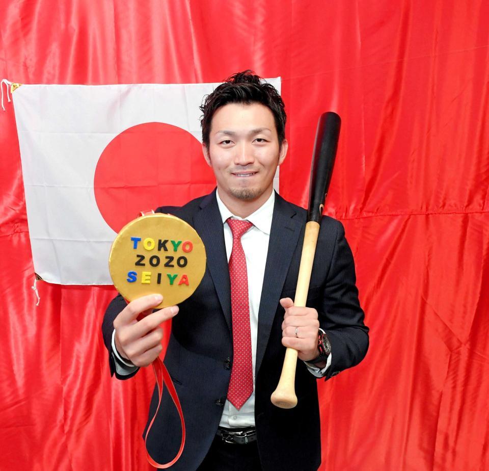 　日の丸を背に五輪での金メダル奪取を誓う鈴木誠（撮影・飯室逸平）