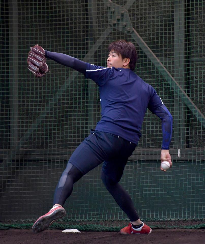今年初めてブルペンに入り、投げ込む広島・大瀬良大地＝大野（撮影・立川洋一郎）
