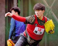 　ブルペンで投げ込む広島・森下暢仁