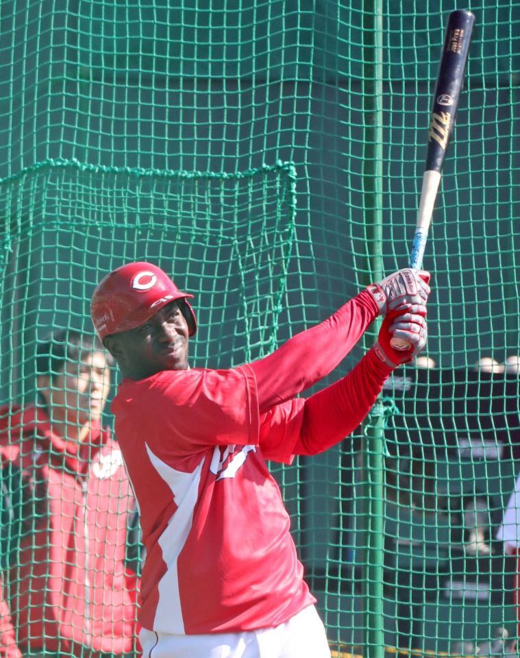 ランチ特打で打ち込む広島・Ｊ．ピレラ＝天福球場