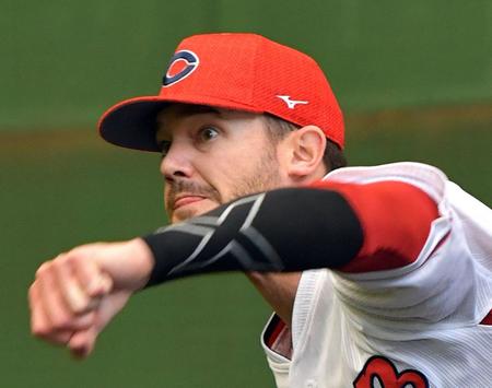 ブルペンで投げ込む広島のＫ・ジョンソン＝天福球場（撮影・立川洋一郎）