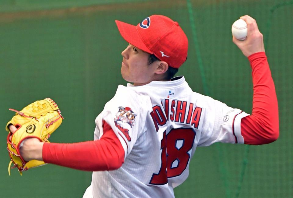 ブルペンで変化球を投げ込む森下（撮影・立川洋一郎）