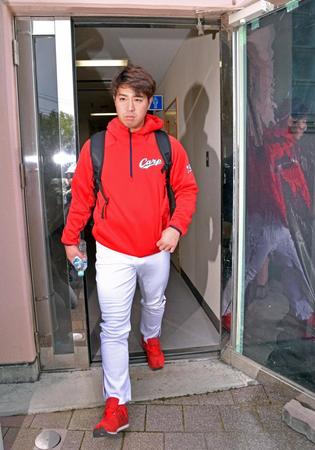 右足のケガで別メニュー調整となり、トレーニングを終えて引き揚げる広島・野村祐輔＝天福球場（撮影・立川洋一郎）