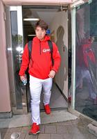 右足のケガで別メニュー調整となり、トレーニングを終えて引き揚げる広島・野村祐輔＝天福球場（撮影・立川洋一郎）