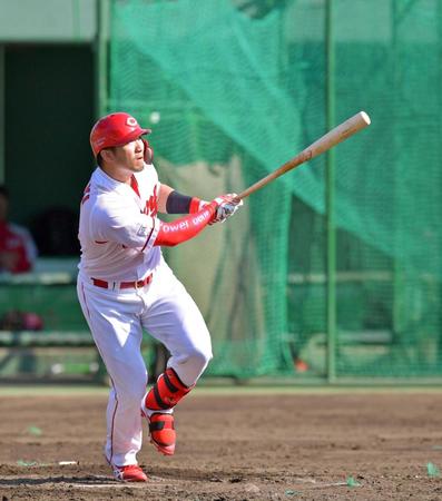 　シート打撃で本塁打を放つ鈴木　