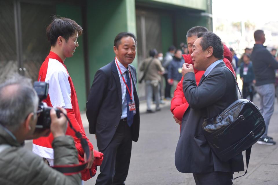 明大前監督の善波達也氏（右端）と話す広島・森下＝天福球場（撮影・立川洋一郎）