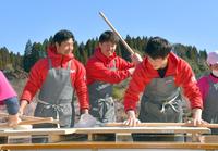そば打ち体験をする（右から）広島・森下暢仁、広島・宇草孔基、広島・石原貴規＝日南市、道の駅酒谷（撮影・立川洋一郎）
