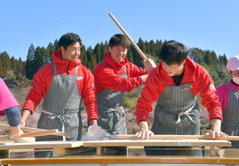 そば打ち体験をする（右から）広島・森下暢仁、広島・宇草孔基、広島・石原貴規＝日南市、道の駅酒谷（撮影・立川洋一郎）