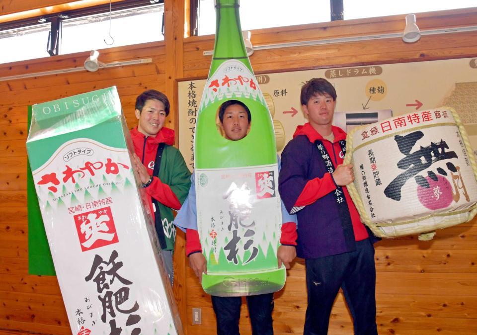 　焼酎造り体験をした（左から）森下、石原貴、宇草（撮影・立川洋一郎）