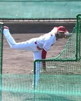 　打撃練習に登板し力投する広島テイラー・スコット