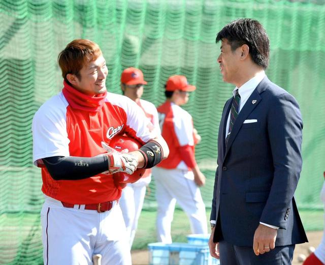 稲葉監督、理想は「誠也を４番に」広島キャンプ視察「打球の強さ、飛距離が違う」