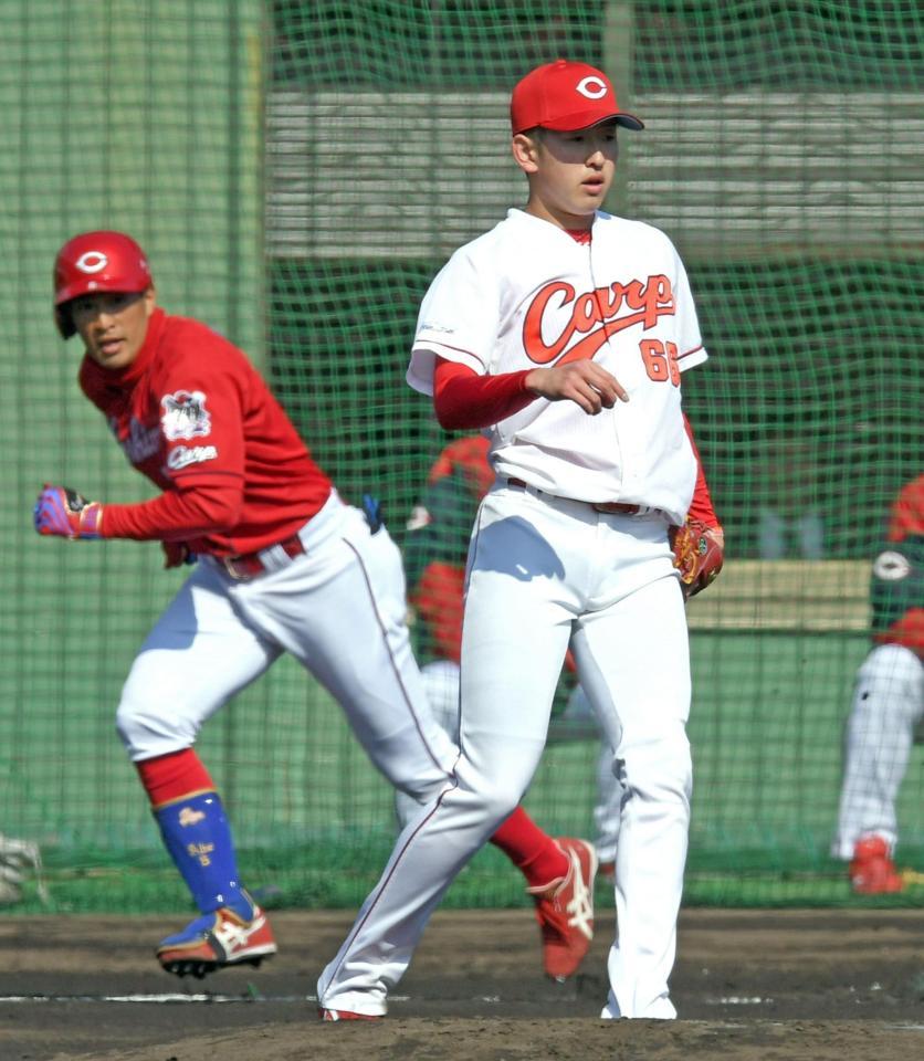 　安部（左）に適時打を許す遠藤（撮影・山口登）