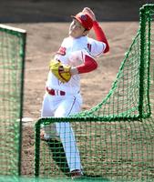 　日南キャンプで打撃練習に登板した広島・森下