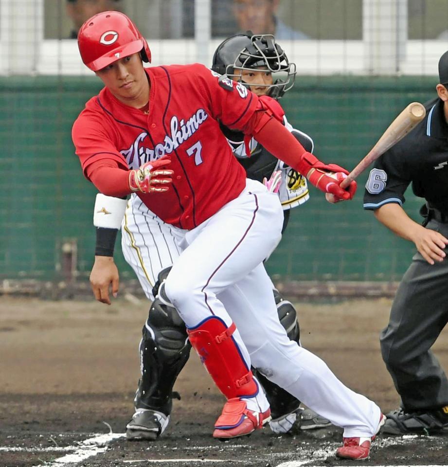 　１回、二塁打を放つ堂林（撮影・飯室逸平）