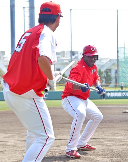 広島・ピレラが個別で送球練習　三塁守備挑戦へ「捕球も送球もブラッシュアップ」