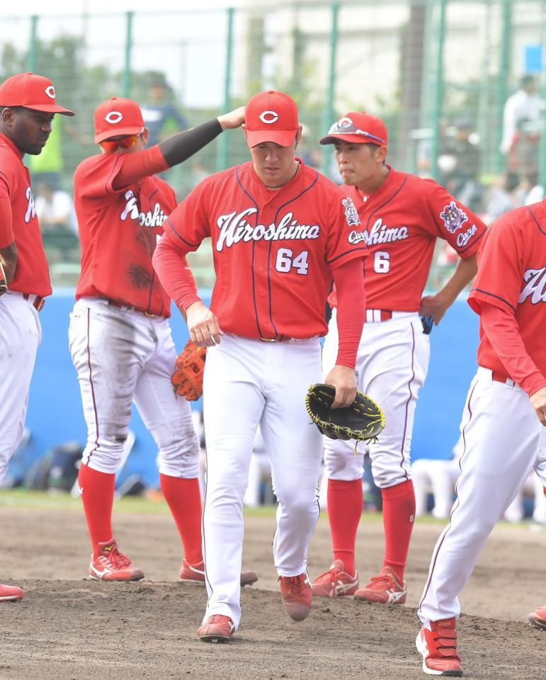 ４回、降板する中村恭（中央）