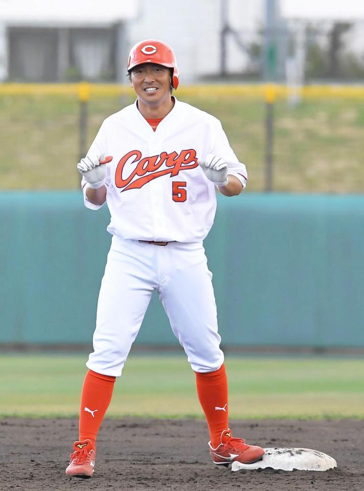 　シート打撃の第２打席で二塁打を放ち、塁上でポーズを決める長野（撮影・高部洋祐）