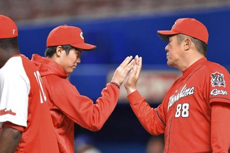 　中日に勝利し、佐々岡監督（右）とタッチを交わす