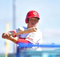 ティー打撃をして汗を流す小園（撮影・立川洋一郎）