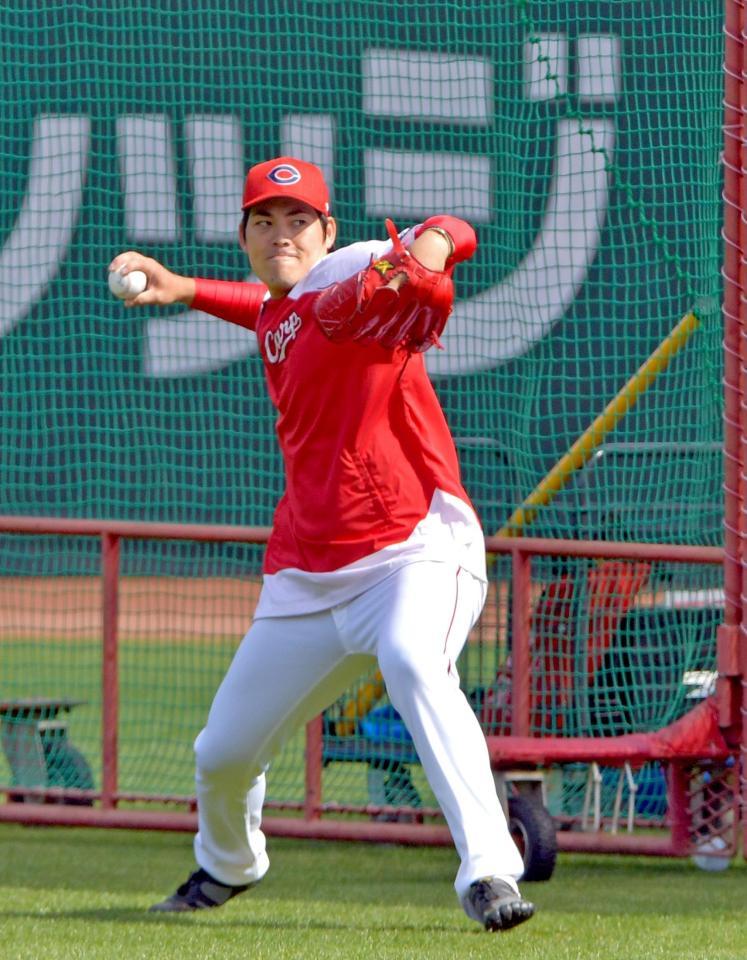 　キャッチボールをして調整する広島・九里＝撮影・立川洋一郎