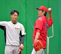 亜細亜大の後輩の木浪（左）と会話しながらキャッチボールをする九里（撮影・立川洋一郎）