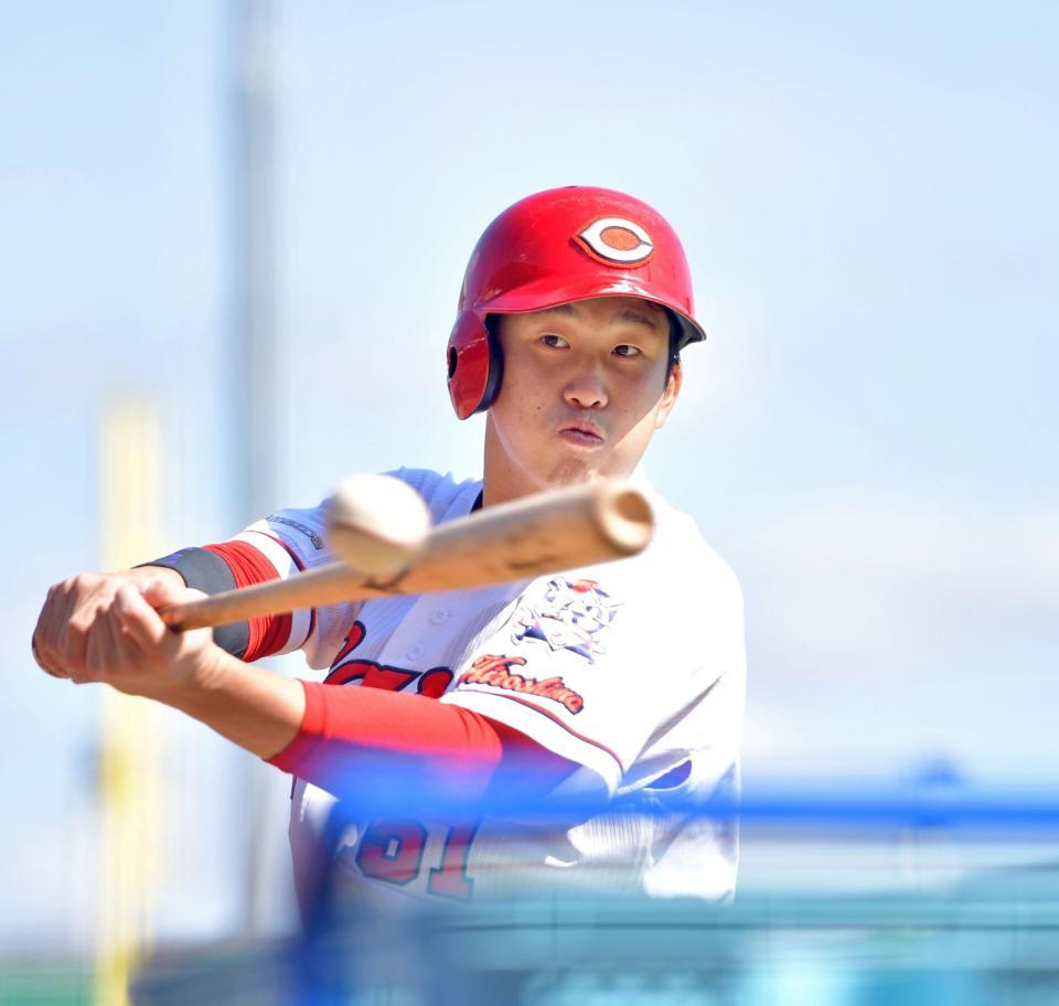 　ティー打撃をして汗を流す小園（撮影・立川洋一郎）