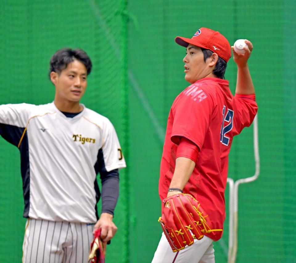 亜細亜大の後輩の木浪（左）と会話しながらキャッチボールをする九里（撮影・立川洋一郎）