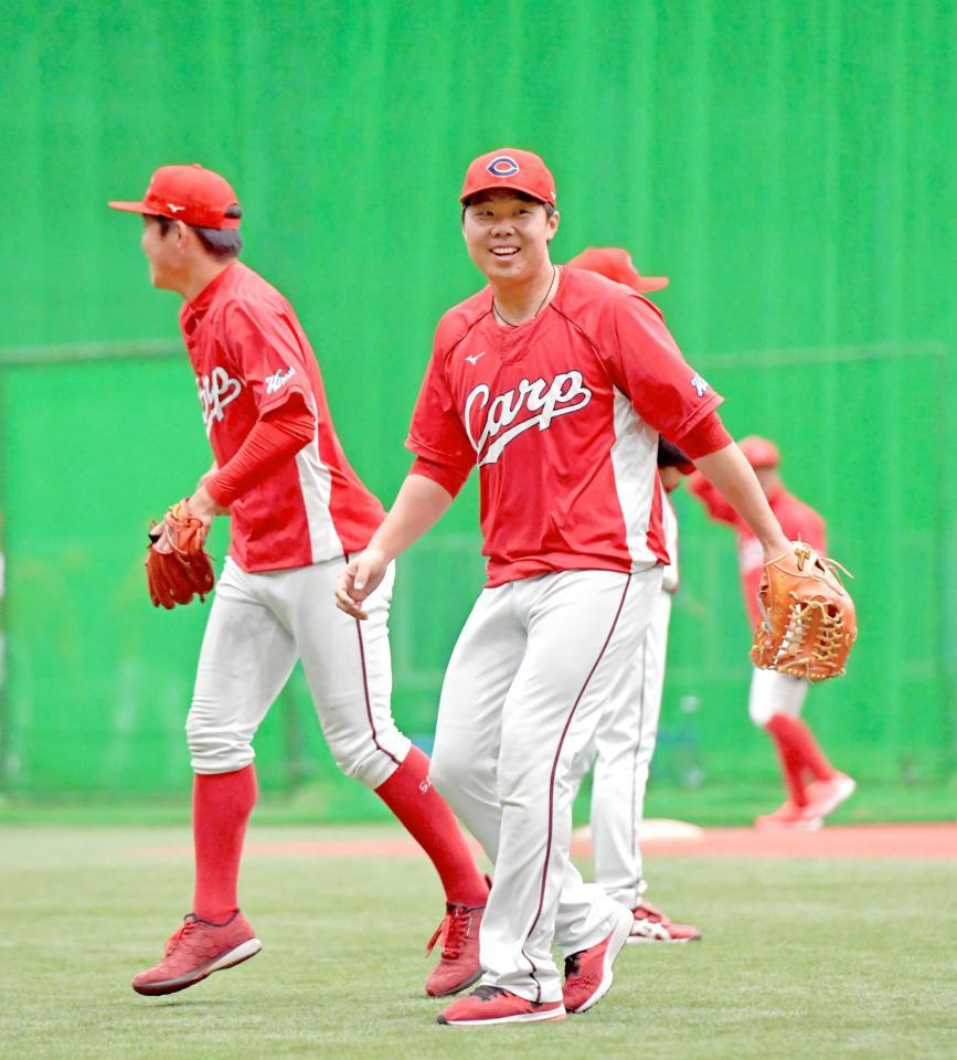 　明るい表情を見せノックを受ける高橋大（撮影・立川洋一郎）