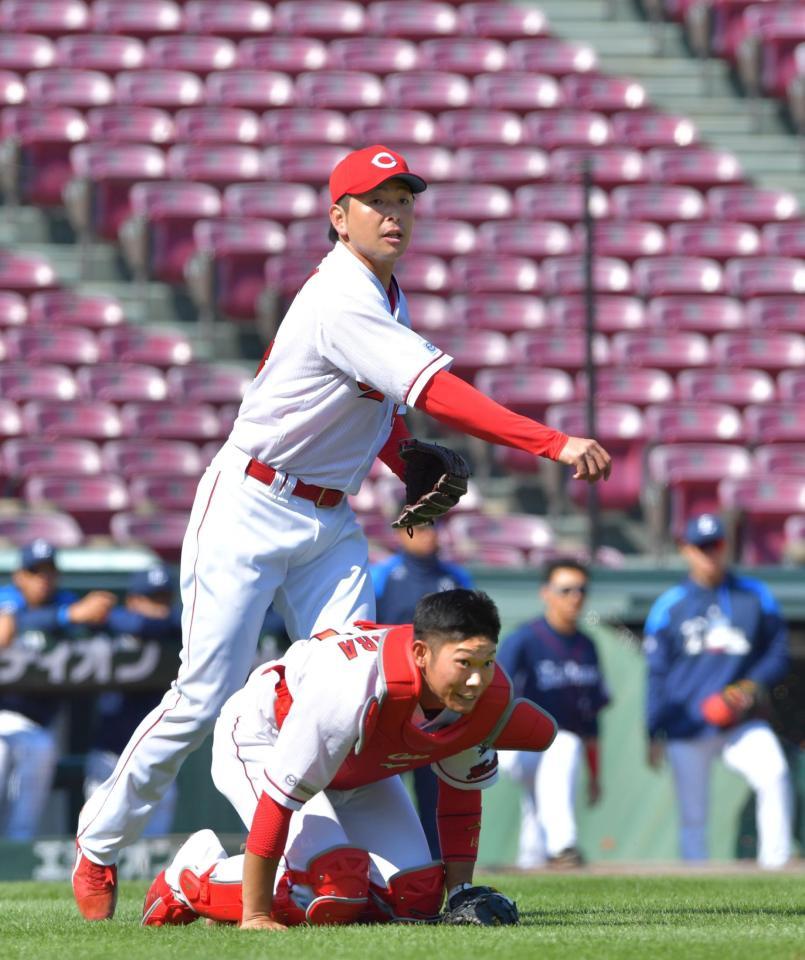 　４回、投前ゴロを処理し、一塁へ送球する大瀬良。下は坂倉（撮影・立川洋一郎）