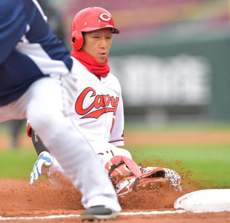 　３回、左中間へ適時打を放ち三塁へ滑り込む西川