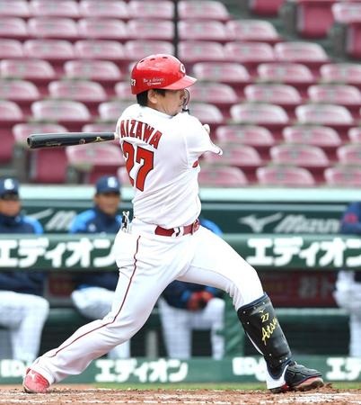 ２回、左前適時打を放つ会沢＝（撮影・北村雅宏）