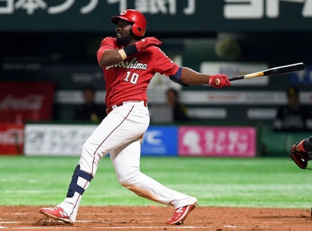 　７回、ピレラは左前打を放つ（撮影・山口登）