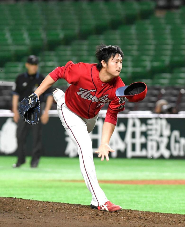 　帽子を飛ばして力投する床田（撮影・山口登）