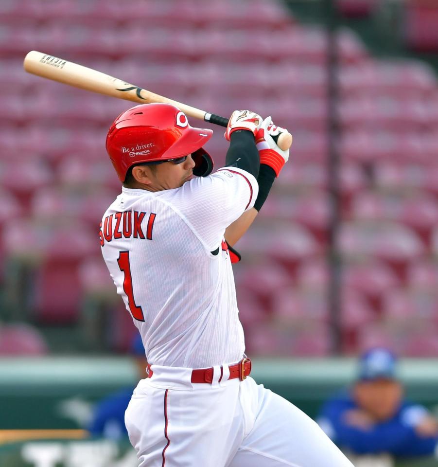 ９回、左前打を放つ鈴木誠也（撮影・立川洋一郎）