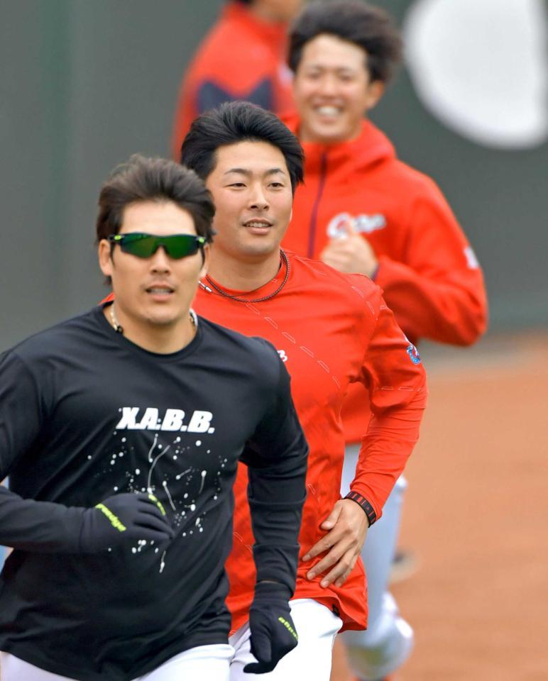 　外野で走り込む（左から）九里、大瀬良、森下