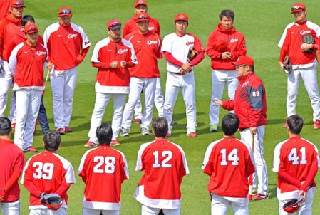 　練習前にナインを集めて話をする佐々岡監督（８８）
